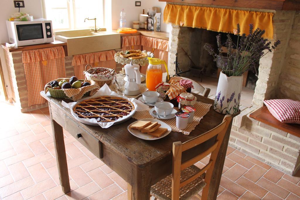 B&B Il Poggetto Serra SantʼAbbondio 外观 照片