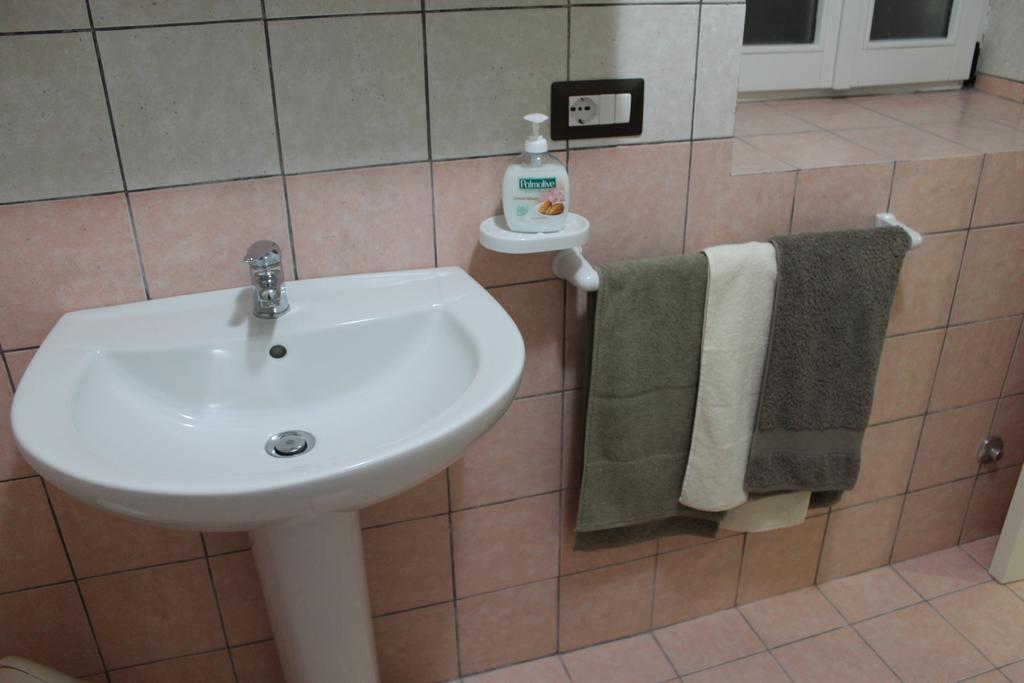 B&B Il Poggetto Serra SantʼAbbondio 客房 照片